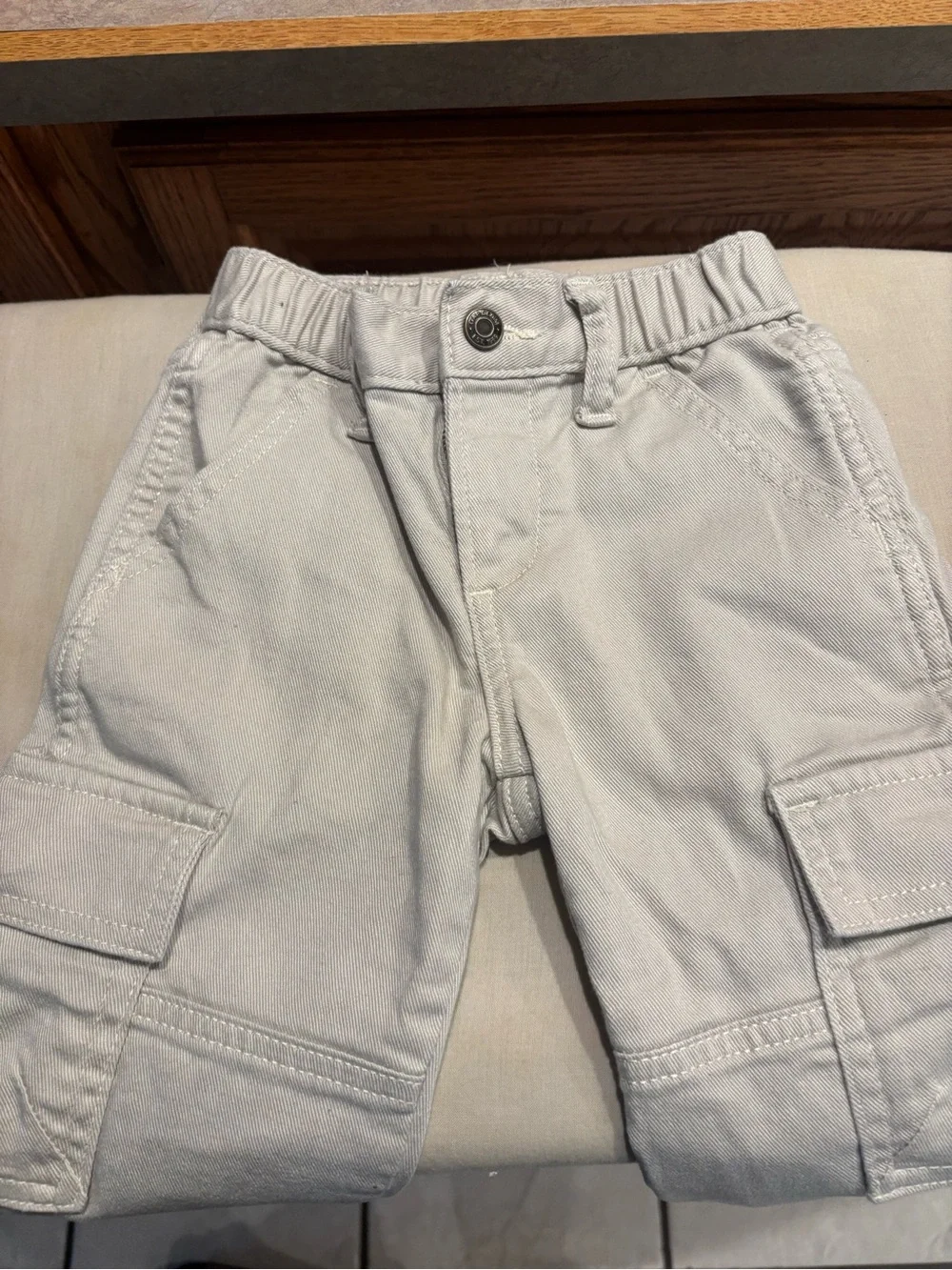 GAP SIZE 4 Relaxed Cargo Pants in Light Beige - like new